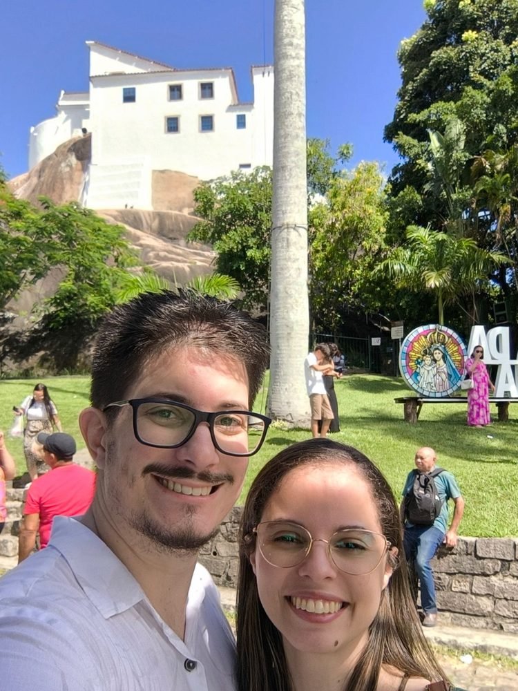 Caroline e Lucas em frente ao Convento da Penha